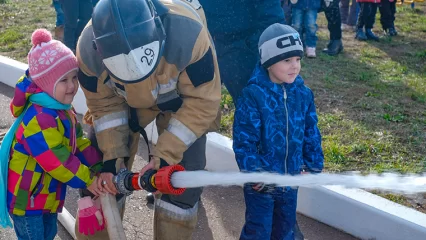 Юные нижнекамцы опробовали пожарный рукав в действии - НТР 24