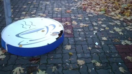 В Нижнекамске сильным ветром сорвало вывеску кафе - НТР 24