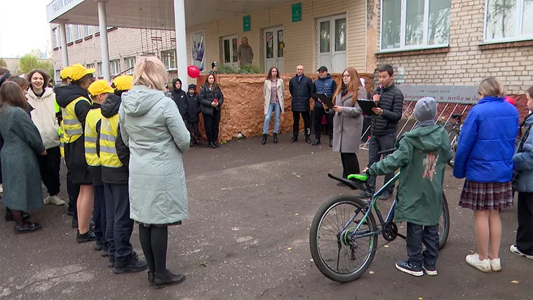 В нижнекамской школе установили парковку для велосипедов