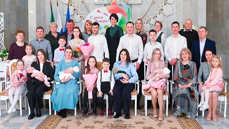 В Нижнекамске в преддверии Дня матери вручили удостоверения «Многодетная семья»