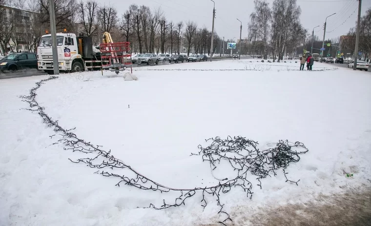 Специалисты начали украшать улицы Нижнекамска новогодними гирляндами.