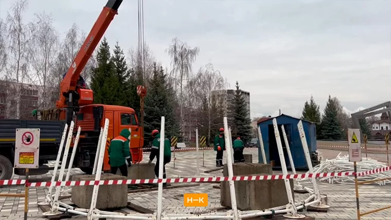 В Нижнекамске начали установку первой в этом году новогодней ёлки