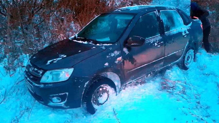 В Нижнекамском районе начальник ДПС помог девушке на «Ладе», которую занесло в кювет