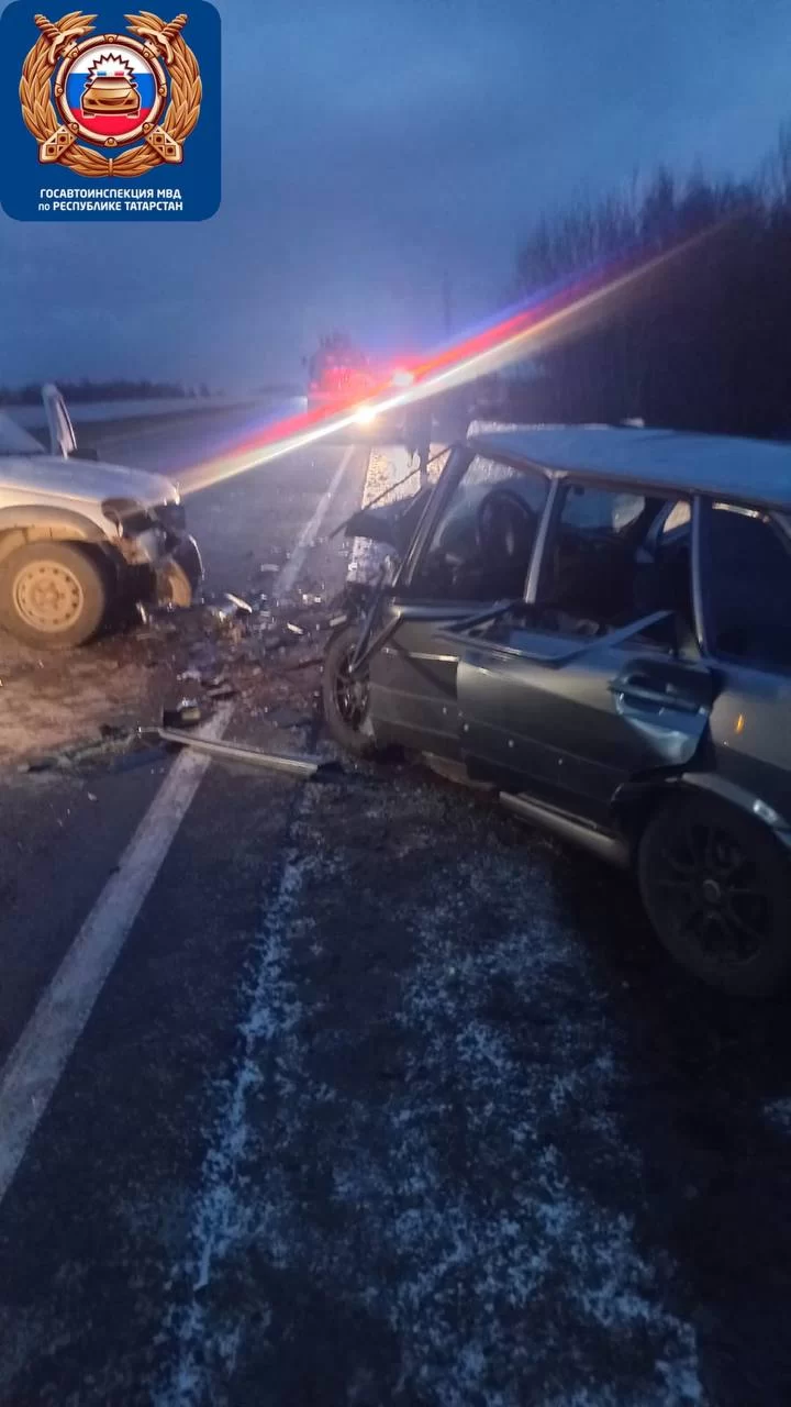 При столкновении двух легковушек на трассе в Татарстане погиб 18-летний водитель
