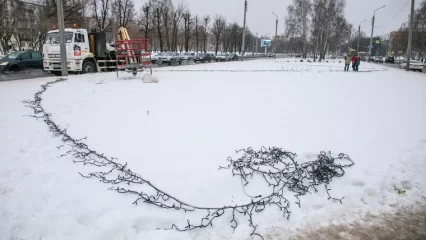 В Нижнекамске начали украшать улицы новогодними гирляндами