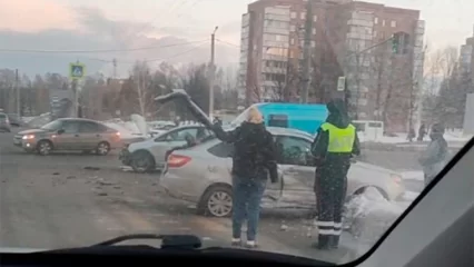 В Нижнекамске на перекрёстке у «Эссена» произошла авария