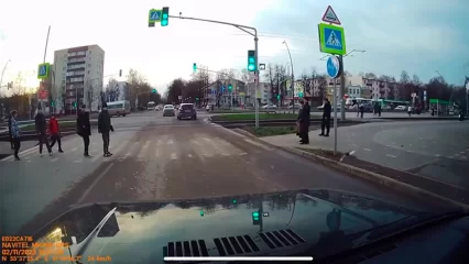 В Нижнекамске под машину чуть не попали сразу пять пешеходов - НТР 24