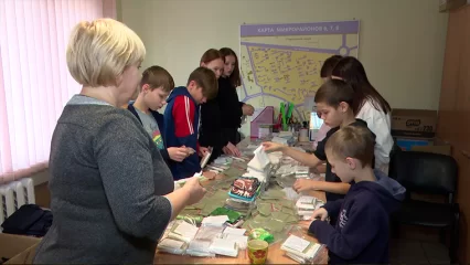 Ребята из нижнекамского детдома помогли с упаковкой сухого душа для бойцов СВО - НТР 24