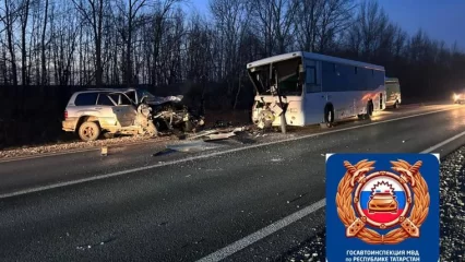 При столкновении с автобусом под Нижнекамском пострадал 18-летний водитель «Ленд Крузера»