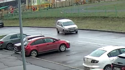 В Нижнекамске водитель «Ларгуса» трижды врезался в одно и то же авто - НТР 24