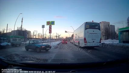 В Нижнекамске водитель необычной иномарки врезался в автобус и уехал