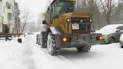 В Нижнекамске на борьбу с последствиями снегопада вышло 34 единицы спецтехники
