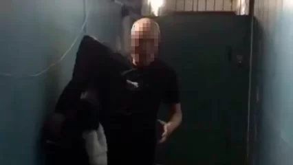 В Нижнекамске полицейские устанавливают личность парня, разгромившего подъезд 