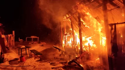 В Нижнекамском районе несмотря на усилия пожарных и сельчан сгорел дом