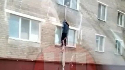 В Нижнекамске мужчина пытался забраться в окно по простыням - НТР 24