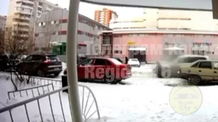 В Казани ребёнок попал под колёса иномарки, момент происшествия попал на видео