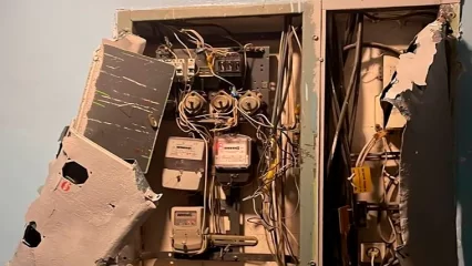 Нижнекамцы рассказали о неизвестном, который испортил электрощиток в подъезде - НТР 24