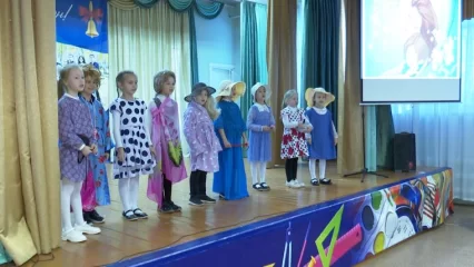 В нижнекамской школе № 6 устроили концерт ко Дню матери