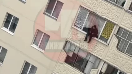 В Нижнекамске мужчина вылез на карниз балкона - инцидент попал на видео
