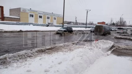 В Нижнекамске на улице Ахтубинской затопило дорогу