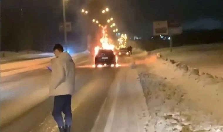 В Нижнекамске на видео попала объятая пламенем KIA