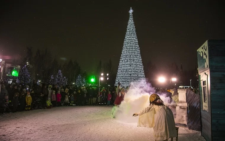 На площади Лемаева в Нижнекамске открылся новогодний городок