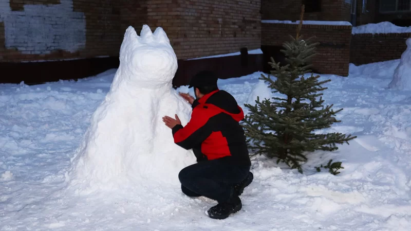 Житель Нижнекамска радует соседей шедеврами из снега