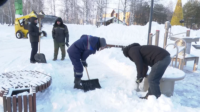 В Нижнекамске приезжие рабочие вышли на уборку парка от снега