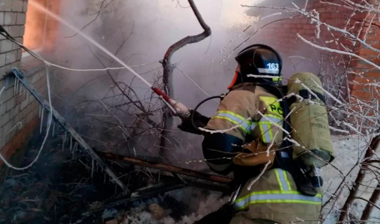 В Нижнекамском районе соседи спасли мужчину из горящего дома