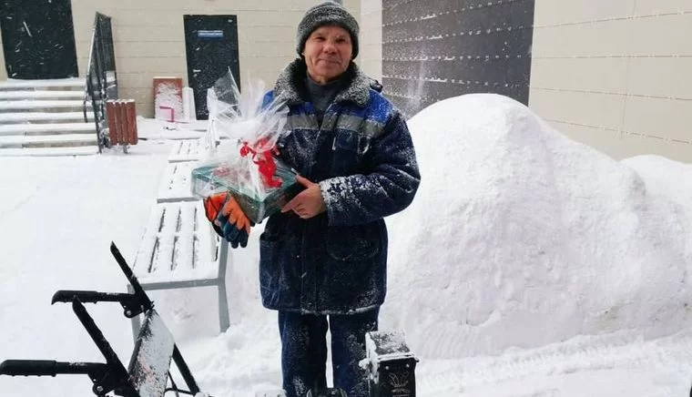 В Челнах жильцы подарили дворнику снегоуборщик