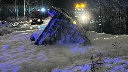 Под Нижнекамском бензовоз вылетел в кювет и перевернулся