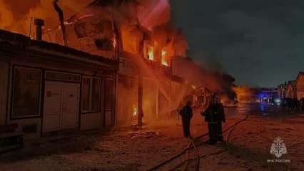 В Набережных Челнах потушили крупный пожар на авторынке «Гараж 500»