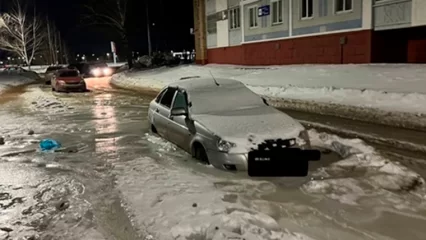 В Нижнекамске из-за порыва автомобиль наполовину вмёрз в лёд - НТР 24