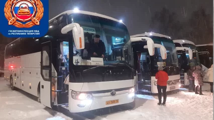 Детей из Нижнекамска на республиканскую ёлку сопровождают госавтоинспекторы - НТР 24