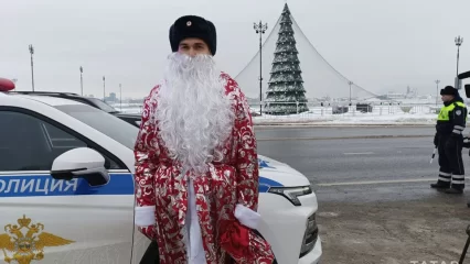 В Казани ГИБДД проводит профилактические рейды с Дедом Морозом - НТР 24