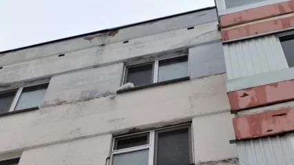 В Нижнекамске с крыши дома на ребёнка упала обледеневшая глыба снега, он госпитализирован - НТР 24