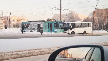 В Нижнекамске столкнулись трамвай и автобус