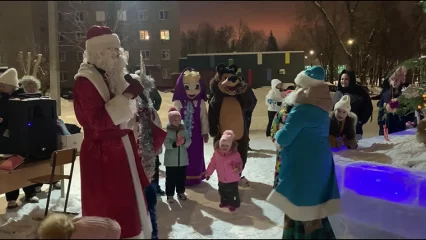 Во дворах Нижнекамска открываются елочные мини-городки - НТР 24