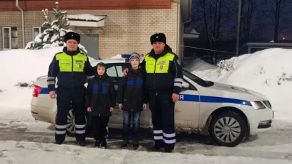 Сотрудники ГИБДД Нижнекамска исполнили мечту двух воспитанников детского дома - НТР 24