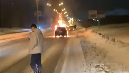 В Нижнекамске на видео попала объятая пламенем KIA - НТР 24