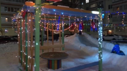 Нижнекамцы организовали в своём дворе ёлочный мини-городок - НТР 24