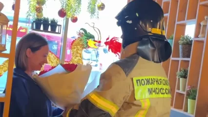 В Нижнекамске сотрудник МЧС необычно сделал предложение своей девушке в кафе - НТР 24