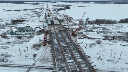 На обходе Нижнекамска устанавливают монолитную плиту проезжей части моста через реку