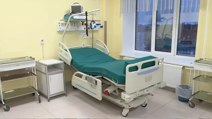 Нижнекамский хоккеист Якупов подарил детской больнице многофункциональную кровать