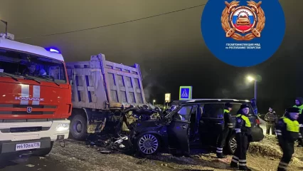 В Нижнекамске иномарка врезалась в припаркованный грузовик – пассажир погиб