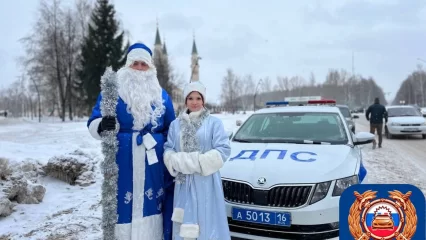 В Нижнекамске полицейский Дед Мороз поздравляет водителей с Новым годом - НТР 24