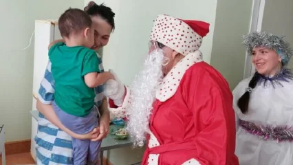 В Нижнекамске Дед Мороз со Снегурочкой навестили пациентов детской больницы - НТР 24
