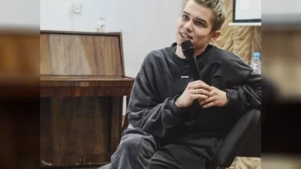 Звезда сериала «Слово пацана» Рузиль Минекаев побывал в родной школе в Нурлате - НТР 24