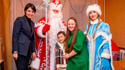 Юный нижнекамец получил световой стол для рисования песком от раиса Татарстана - НТР 24