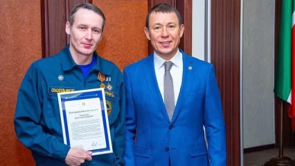 Мэр Нижнекамска наградил пожарных и спасателей в преддверии профессионального праздника - НТР 24